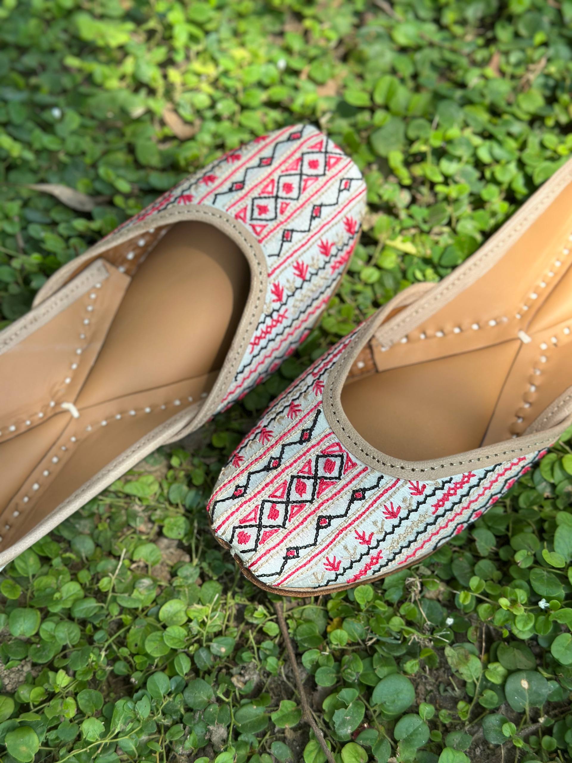 RANG ZOON — Embroidered jutti