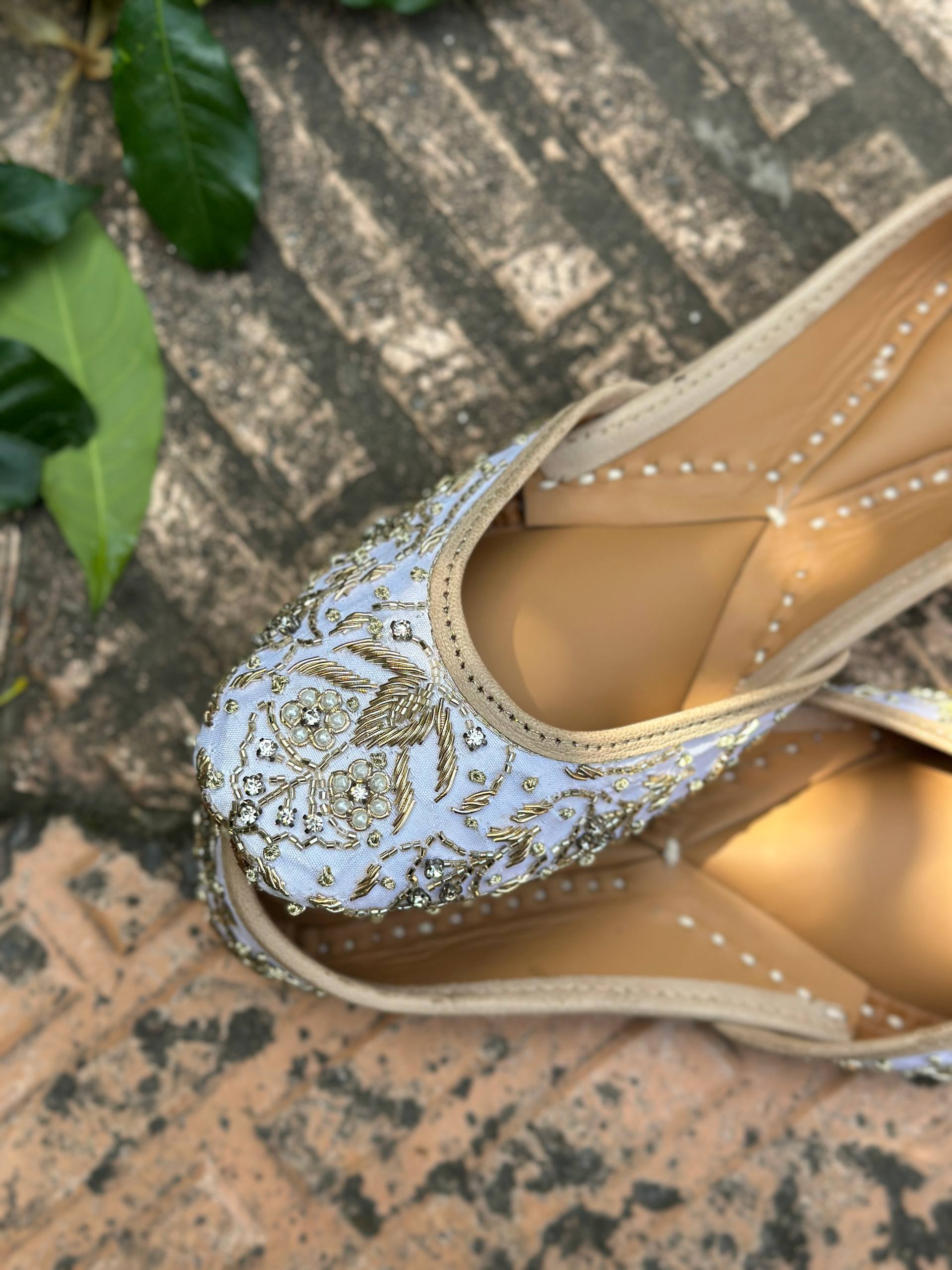 ORLENA  — Embroidered jutti