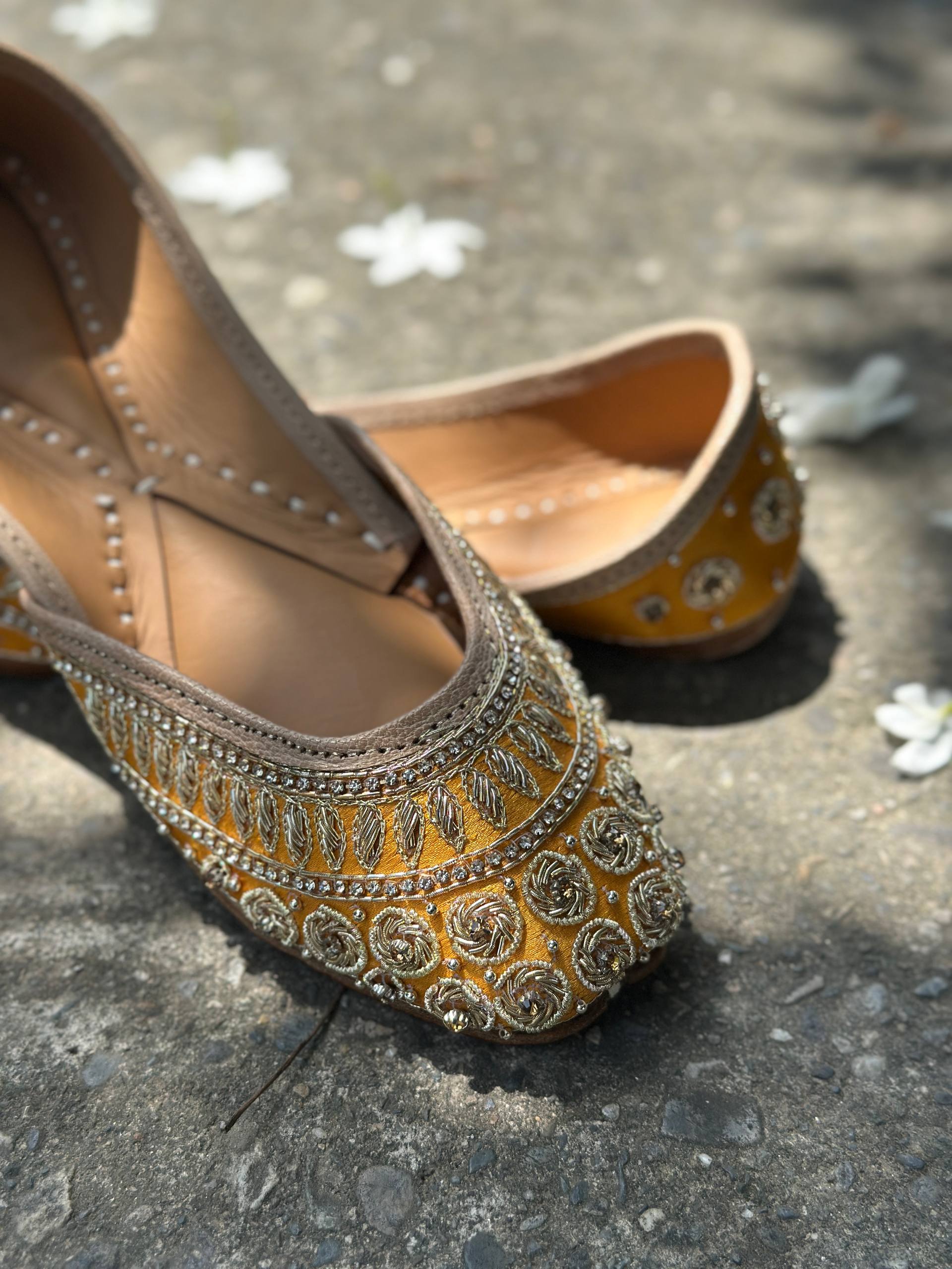 Soonara  Embroidered Juttis